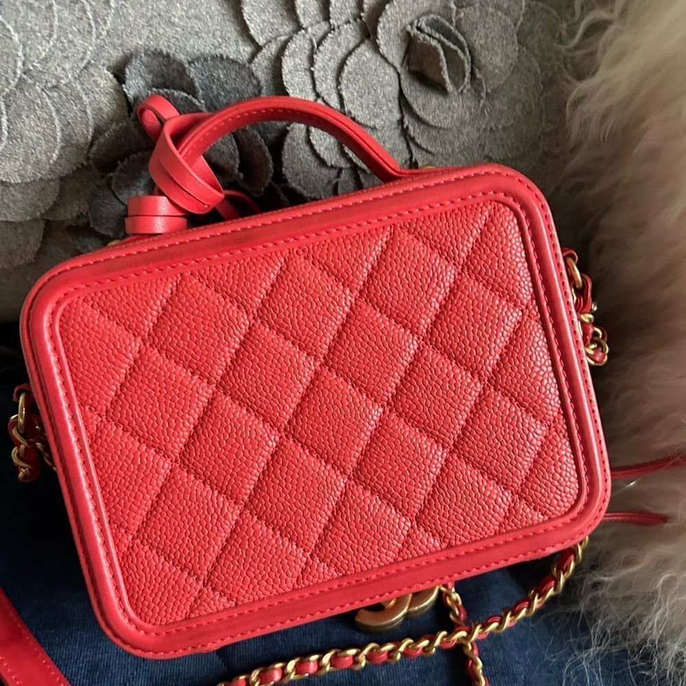 CHANEL Small Filigree Vanity Case Crossbody Bag - Picture 5 of 9